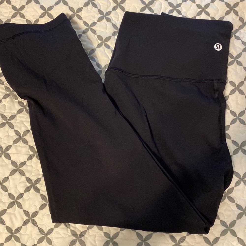 Here are some Lululemon winder train leggings. they are black and are a size 6.